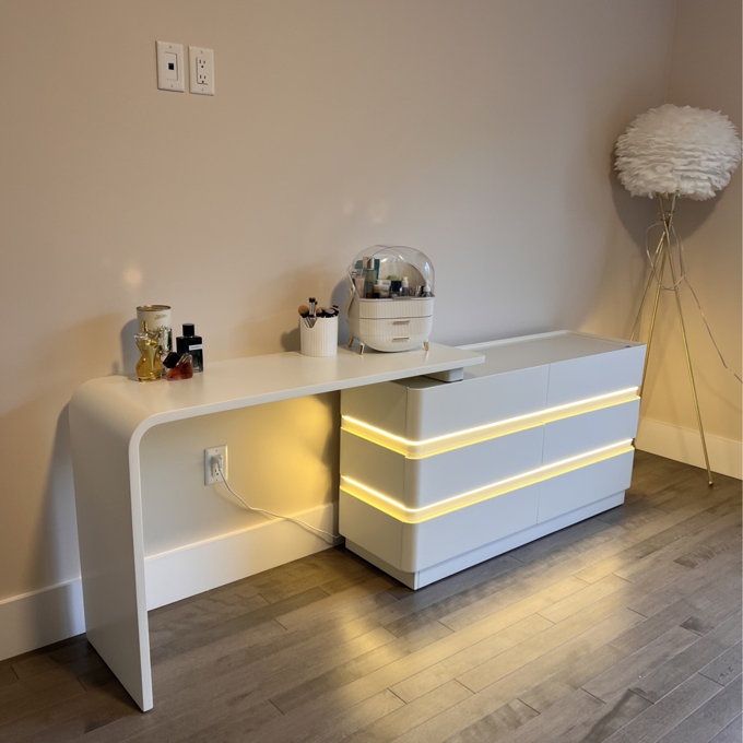 Hokku Designs Rajni Expandable 51.18 '' - 90.55 '' Modern Makeup